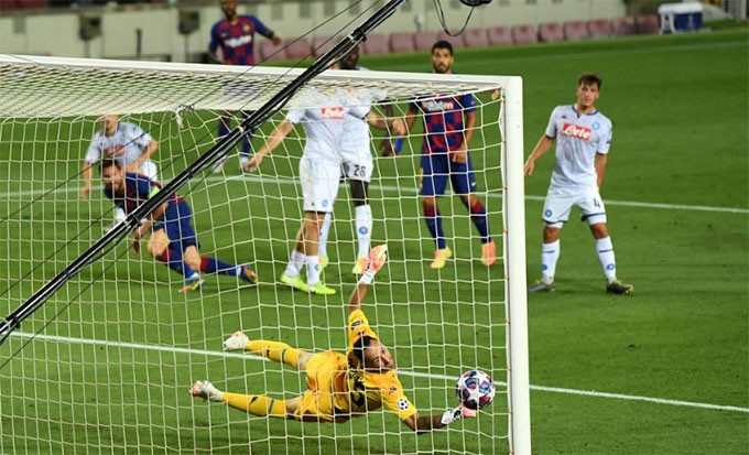 Lionel Messi độc diễn và nâng tỷ số lên 2-0 cho Barcelona trước Napoli.