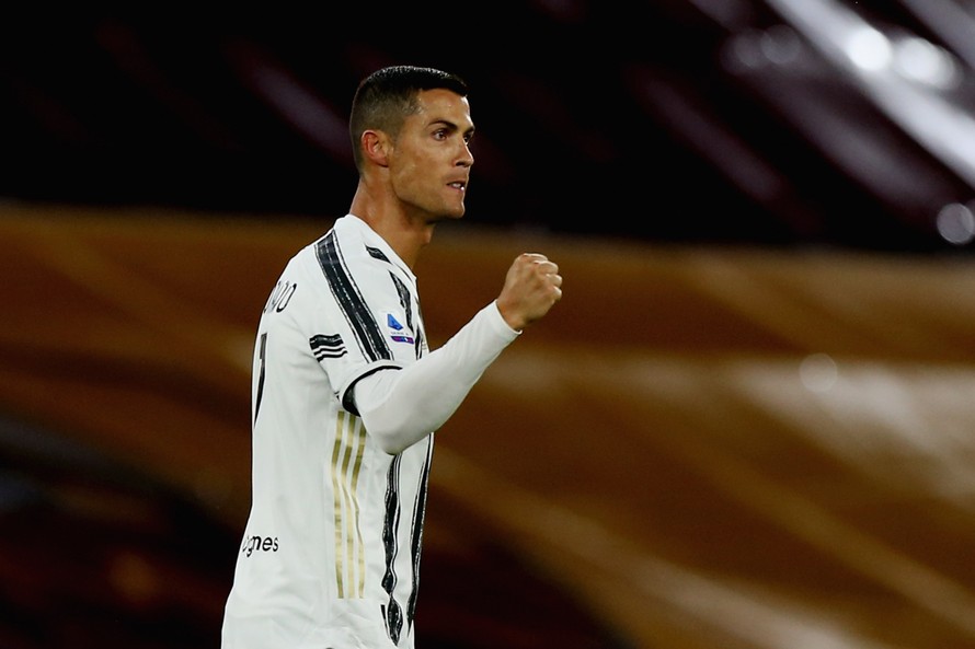 Cristiano Ronaldo lập cú đúp "giải cứu" Juventus.