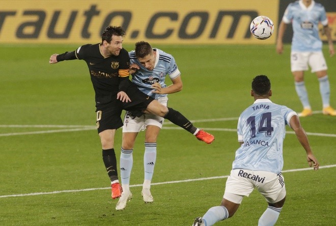 Celta Vigo bất lực trong việc kèm cặp Lionel Messi.