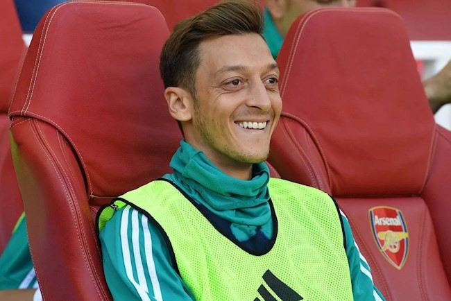 Mesut Ozil không có đóng góp gì đáng kể cho Arsenal suốt nhiều tháng qua.