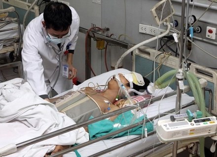 Cấp cứu cho một bệnh nhân tại Bệnh viện Bạch Mai. Ảnh: TTXVN/Vietnam+.