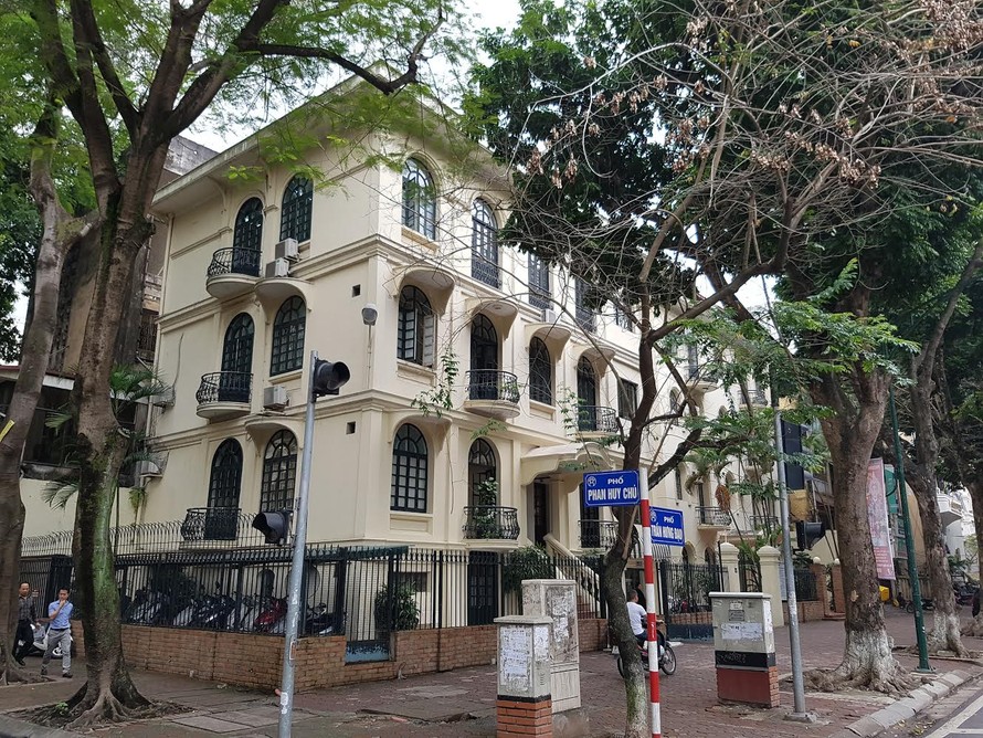 Ngôi biệt thự số 20 phố Trần Hưng Đạo (quận Hoàn Kiếm) là một trong những biệt thự vừa đưa ra khỏi danh mục 1.253 nhà biệt thự cũ xây dựng trước năm 1954. 