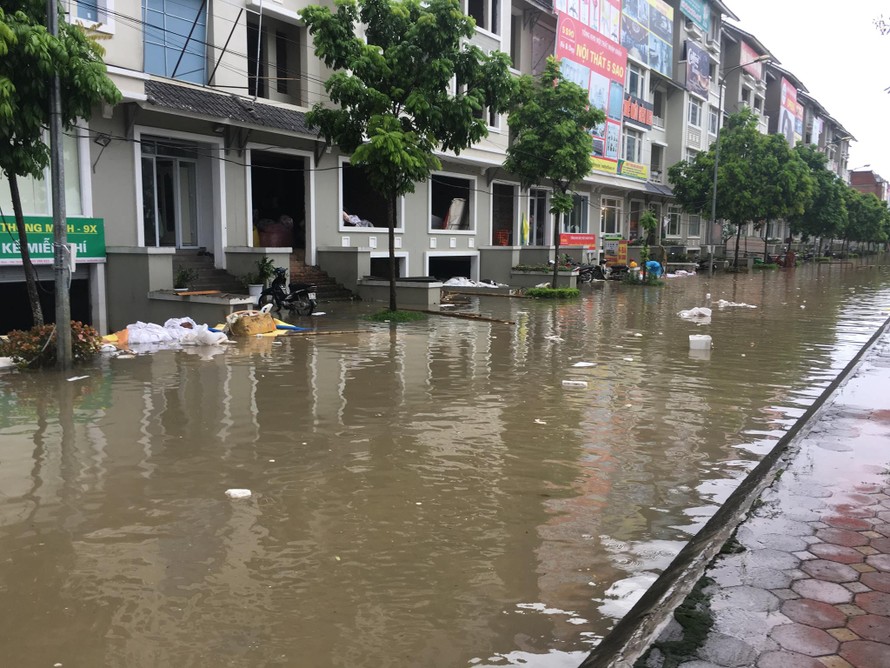 Cư dân sống trong biệt thự triệu đô ở KĐT Geleximco-Lê Trọng Tấn bức xúc vì ở gần chục năm mà cứ mưa to là ngập lụt