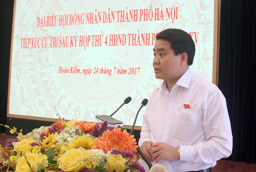 Ông Nguyễn Đức Chung phát biểu tại buổi tiếp xúc cử tri