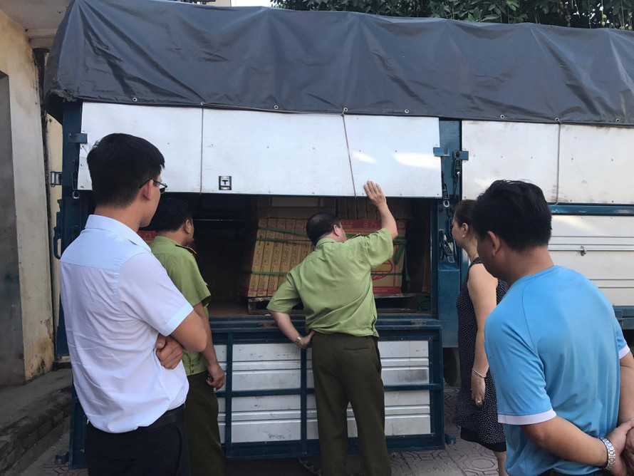 Lực lượng chức năng kiểm tra và phát hiện lô gạch nghi nhái nhãn hiệu Royal tại thị xã Sơn Tây