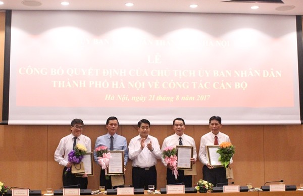 Chủ tịch UBND TP Hà Nội trao các quyết định cho các lãnh đạo các Sở mới được bổ nhiệm