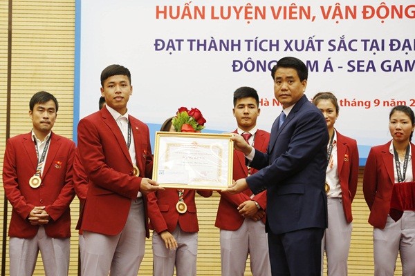 Chủ tịch UBND TP Hà Nội trao Bằng khen cho các VĐV