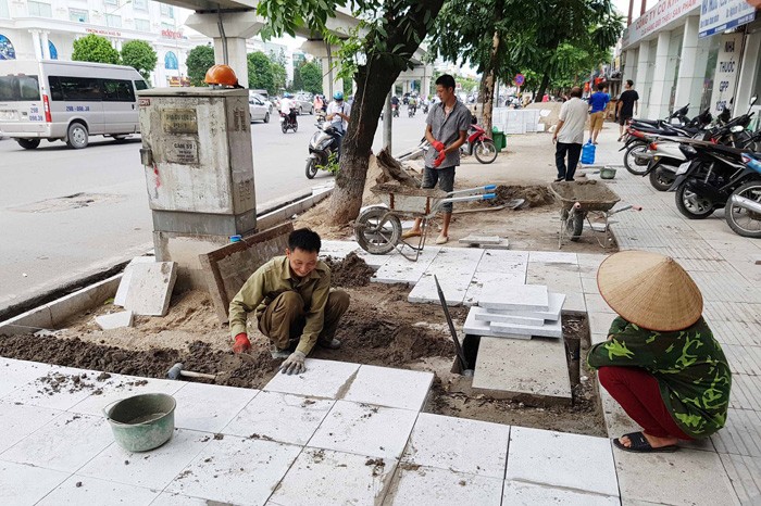 Chỉ riêng tuyến đường Nguyễn Trãi, quận Thanh Xuân đã phải chi hơn 100 tỷ đồng để lát vỉa hè và các hạng mục khác
