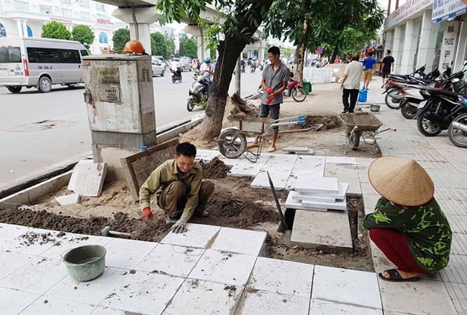 Chỉ riêng tuyến đường Nguyễn Trãi, quận Thanh Xuân đã phải chi hơn 100 tỷ đồng tiền ngân sách để lát vỉa hè và các hạng mục khác