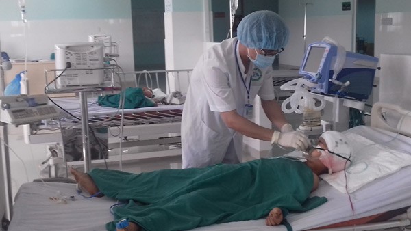 Nạn nhân A Trung đang được cấp cứu tại bệnh viện Đa khoa Kon Tum