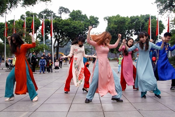 Sinh viên nhảy sôi động với áo dài đầy màu sắc trên phố đi bộ