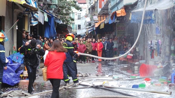 Clip: 4 xe cứu hoả dập đám cháy nhà 4 tầng ở Hà Nội
