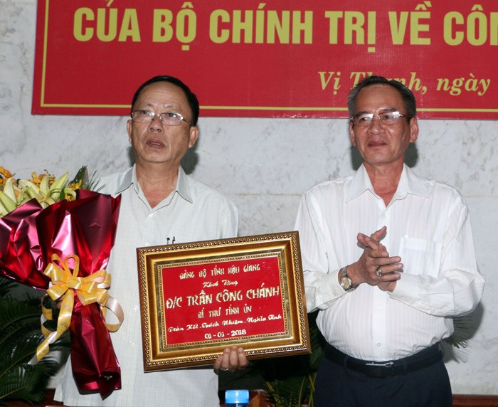 Ông Lữ Văn Hùng (phải) giữ chức Bí thư Tỉnh ủy Hậu Giang nhiệm kỳ 2015 – 2020 thay ông Trần Công Chánh (trái) nghỉ hưu trước tuổi từ ngày 1/1/2018. 
