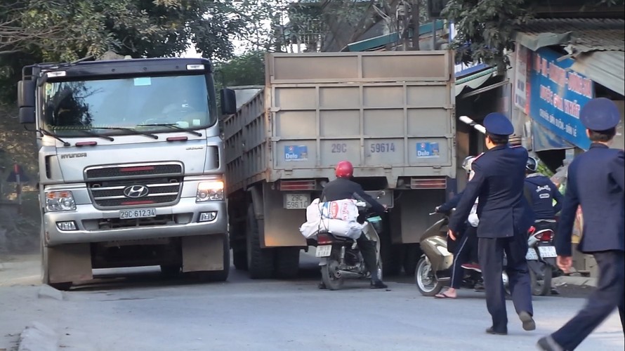 Sau khi báo Tiền Phong phản ánh, chiều ngày 19/1,Thanh tra GTVT quận Bắc Từ Liêm đã phát hiện nhiều trường hợp vi phạm với trọng tải vượt gấp rưỡi, gấp đôi mức cho phép.