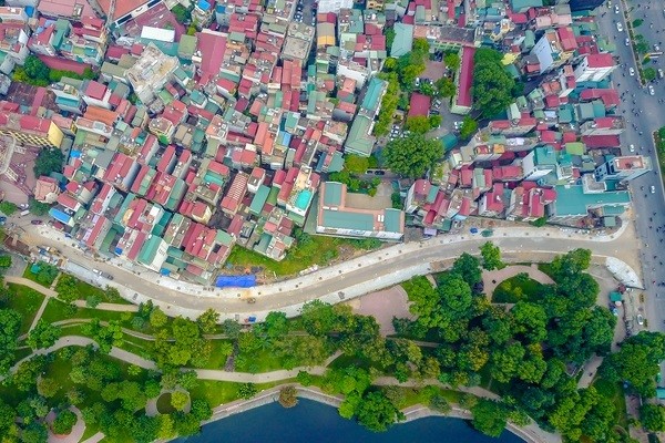 Dù chỉ dài 600m tuyến đường Nguyễn Đình Chiểu (kéo dài) chạy dọc công viên Thống Nhất nối với Đại Cổ Việt (Hai Bà Trưng, Hà Nội) chính thức được thông xe sau gần 20 năm từ ngày được phê duyệt.