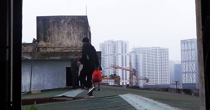 Cư dân khu chung cư G9 giữa Thủ đô phải leo mái nhà vì thang máy hỏng (ảnh chụp ngày 24/1)