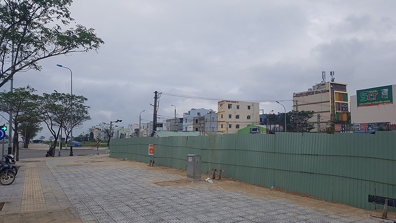 Công ty Phương Trang đã tạm dừng thi công và cho rào tôn bảo vệ loạt móng nhà đã xây dựng. Ảnh: Tấn Việt