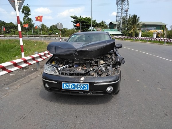 Trưa 17/2 trên cầu Rạch Miễu đã xảy ra một vụ tai nạn giữa xe ô tô con và một xe ô tô khác. May mắn vụ tai nạn không gây thiệt hại về người nhưng xe ô tô con nát đầu sau tai nạn.