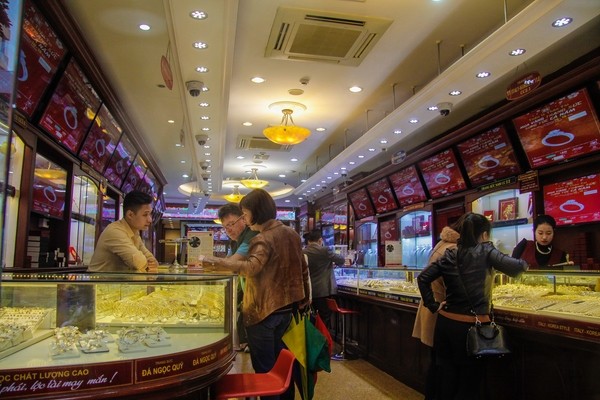 Trước ngày vía Thần Tài, cửa hàng vàng bạc trên phố Trần Nhân Tông - nơi được coi như 'phố vàng' của Hà Nội, không đông khách như mọi năm.