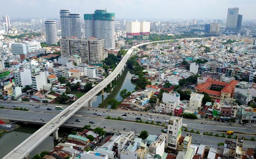 Dù tuyến metro đầu tiên tại Sài Gòn chậm tiến độ so với kế hoạch nhưng giá đất quanh 13 trên tổng số 14 ga của trục giao thông này tăng bình quân 5-52%.