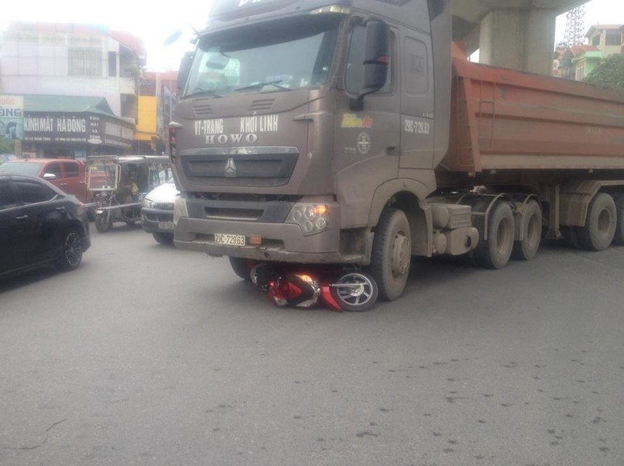 Vụ tai nạn thương tâm xảy ra tại ngã tư Quang Trung, Lê Trọng Tấn (Hà Đông, Hà Nội) giữa xe tải và xe máy khiến một người phụ nữ tử vong.