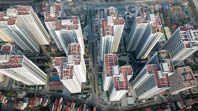 Trên địa bàn Hà Nội hàng loạt khu nhà khu chung cư chọc trời với mật độ dày đặc gây bức bí và ùn tắc giao thông.