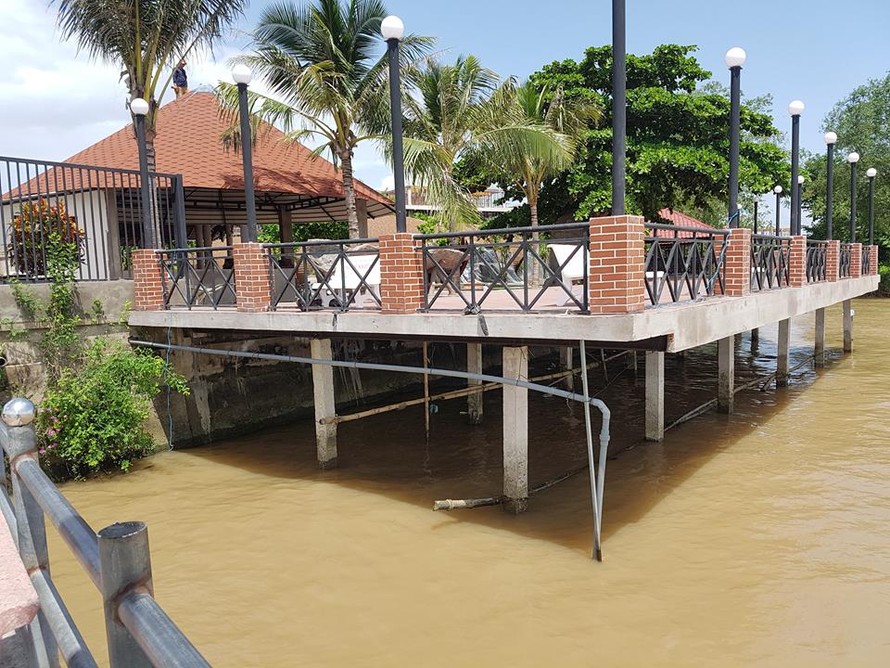 Chủ dự án Cồn Khương River Side Resort đã xây dựng mục công trình kiên cố vị phạm lấn chiếm ra sông Hậu (Ảnh Nhật Huy).