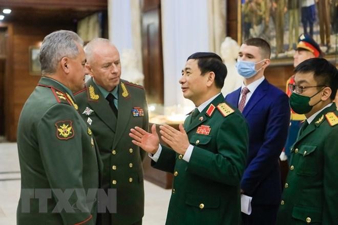 Hai Bộ trưởng Quốc phòng Việt Nam và Nga trao đổi tại buổi làm việc. (Ảnh: Trần Hiếu/TTXVN)