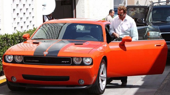 Chiếc Dodge Challenger SRT màu cam khá bắt mắt của Arnold Schwarzenegger.