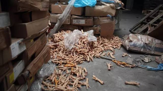 Trong cuộc truy quét gần đây nhất hôm 1/6, khoảng 800 tấn thịt bò, chân gà và cổ vịt đông lạnh được phát hiện tại một chợ đầu mối ở thành phố Trường Sa, tỉnh Hồ Nam, Xinhua đưa tin hôm 23/6. 