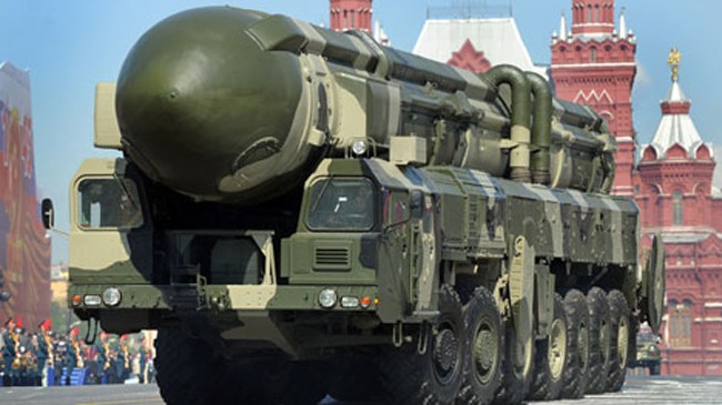 Một tên lửa liên lục địa tham gia duyệt binh ở Quảng trường Đỏ, Moscow (Nga).