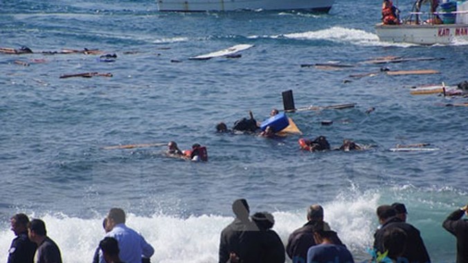 Lực lượng cứu hộ hỗ trợ người di cư lên đảo Rhodes sau vụ chìm tàu. (Ảnh: THX/TTXVN)