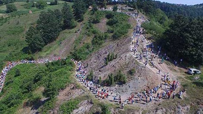 Hàng ngàn người Serbia đã tham gia cuộc tuần hành vì hòa bình trên chặng đường dài khoảng 100 km đến TP Srebrenica 