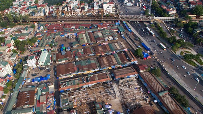 Nằm sát trung tâm thành phố, hướng giao thông thuận tiện, chợ Long Biên là một trong những nơi có vị trí buôn bán đắc địa.