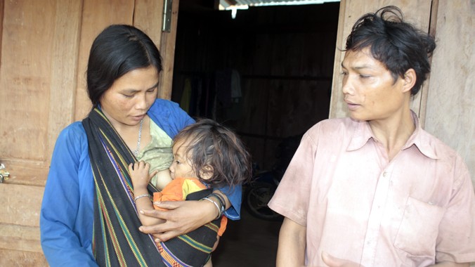 Vợ chồng Hồ Văn Thiên - Hồ Thị Mái có con gái 2 tuổi bị bệnh nhưng không đưa đi viện mà để ở nhà, tổ chức cúng bái. Ảnh: Nguyễn Thành