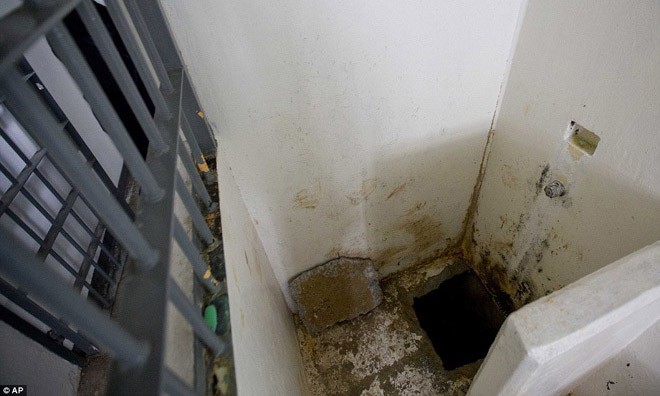Giới chức Mexico khẳng định trùm ma túy trốn thoát khỏi nhà tù Altiplano qua một đường hầm bí mật có lối vào nằm ở khu vực tắm trong phòng giam của Guzman. 