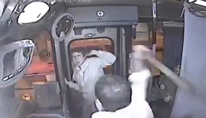 Tài xế xe buýt bắt cướp chỉ với một thao tác
