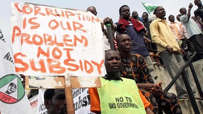 Người dân Nigeria biểu tình phản đối tham nhũng năm 2012 dưới thời cầm quyền của đảng PDP. Ảnh tư liệu: Reuters