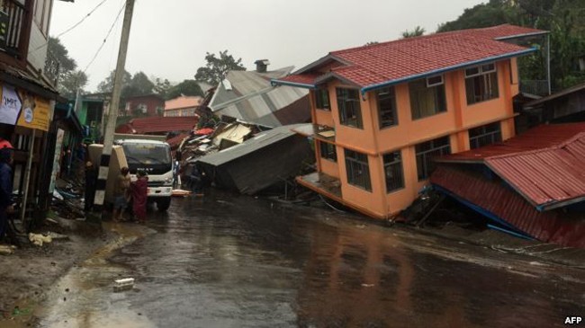 Nhà cửa bị phá hủy do mưa lũ. Ảnh: AFP