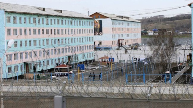 Nhà tù an ninh nghiêm ngặt nằm gần thành phố Krasnoyarsk của Siberia. Đây là nơi thụ án của những phạm nhân đặc biệt nghiêm trọng, thường liên quan tới ma túy hoặc giết người. 260 kẻ từng bị giam giữ ở đây đã giết chết tổng cộng 800 người trước khi bị bắt