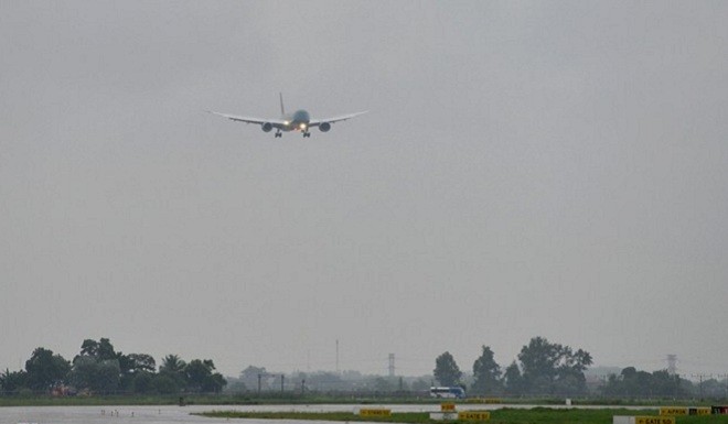 17h10 ngày 2/8, chiếc máy bay hoàn thiện mới nhất của hãng Boeing (Vietnam Airlines đặt hàng sản xuất đã 10 năm) hạ cánh xuống sân bay Nội Bài (Hà Nội) trong cơn mưa lất phất. Ảnh: Zing