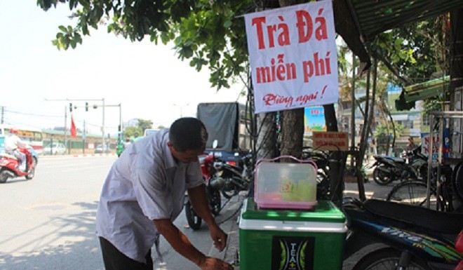 Từ tháng 5, anh Trần Nam Anh đã để thùng trà đá miễn phí trên vỉa hè đường Giải Phóng để người đi đường uống (Ảnh Nguyễn Dương)