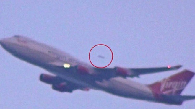 Hình ảnh cắt từ video thấy vật thể lạ đang vượt máy bay chở khách