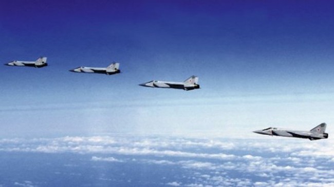  Phi đội gồm 4 chiếc MiG-31 được một chiếc Eurofighter Typhoons của Không quân Hoàng gia Anh chụp lại vào hôm 24/7.
