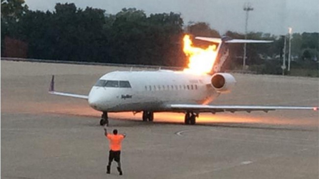 Máy bay của hãng SkyWest bốc lửa tại sân bay quốc tế Nashville. Ảnh: Twitter
