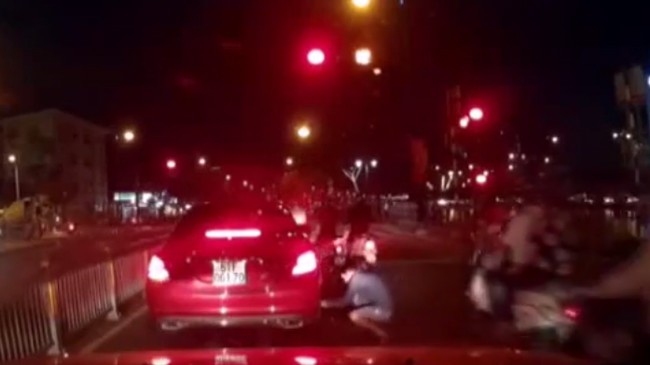 Trộm ngang nhiên cạy logo Mercedes chờ đèn đỏ ở TPHCM