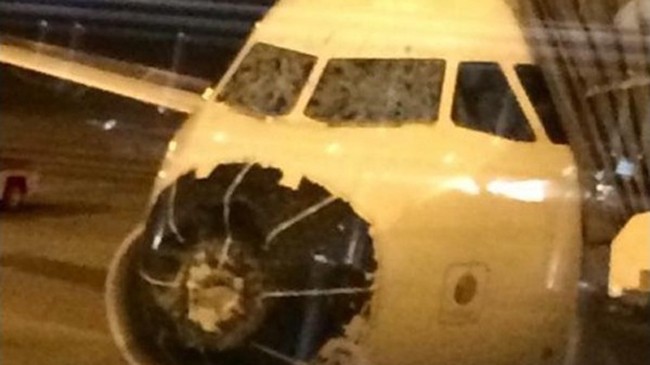 Hình ảnh được đăng tải trên mạng xã hội cho thấy kính chắn gió máy bay bị nứt còn phần mũi thì bẹp dúm. Ảnh: CNN