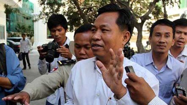 Ông Chhouk Bandith ra đầu thú ngày 8/8 (Nguồn: cambodgepost.com)