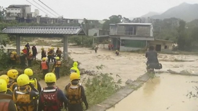 Bão gây mưa lớn làm nước sông dâng cao gây lụt lội (Ảnh: AP)
