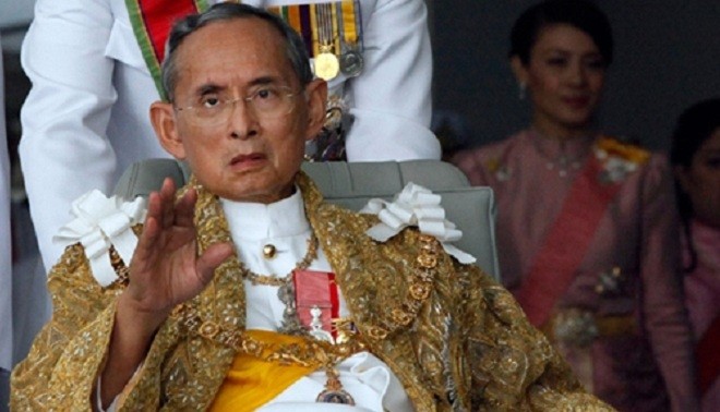 Nhà vua Bhumibol Adulyadej xuất hiện trong dịp sinh nhât lần thứ 82 năm 2009. Ảnh: Reuters.